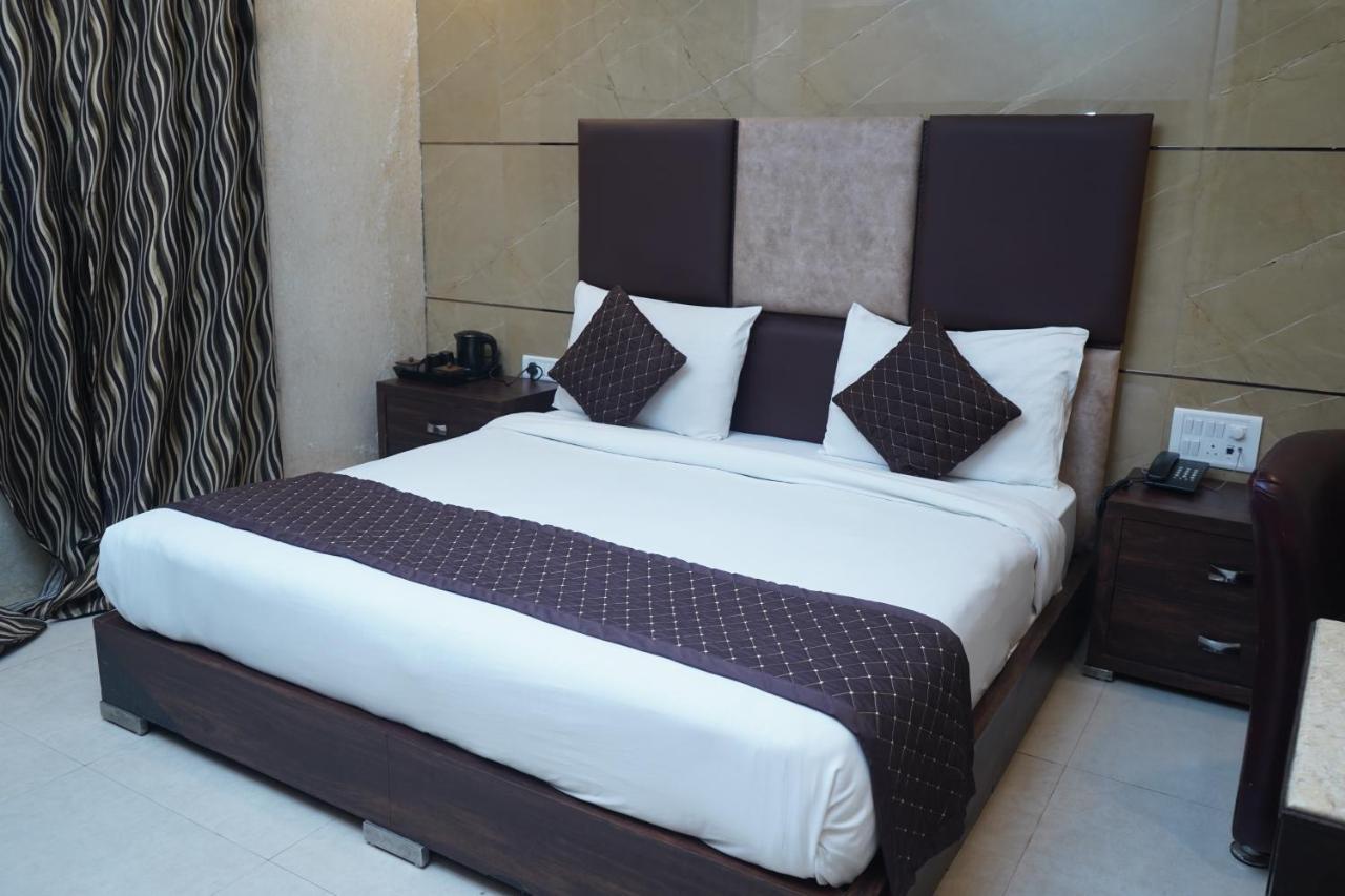 O Delhi, Near Karol Bagh Main Market And Metro Station Hotel