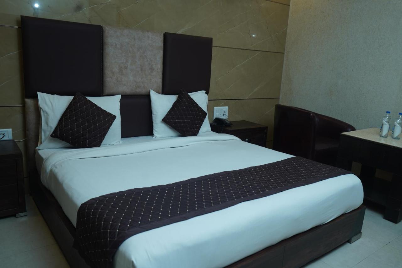 Hotel O Delhi, Near Karol Bagh Main Market And Metro Station 3*