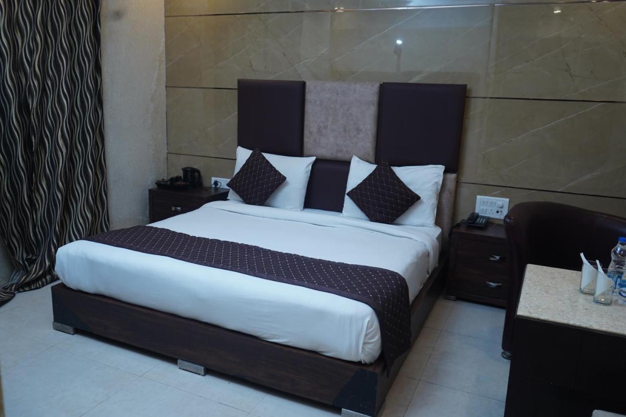 Hotel O Delhi, Near Karol Bagh Main Market And Metro Station 3*