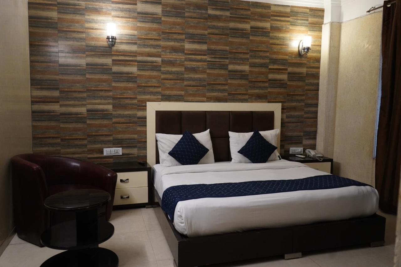 O Delhi, Near Karol Bagh Main Market And Metro Station 3*