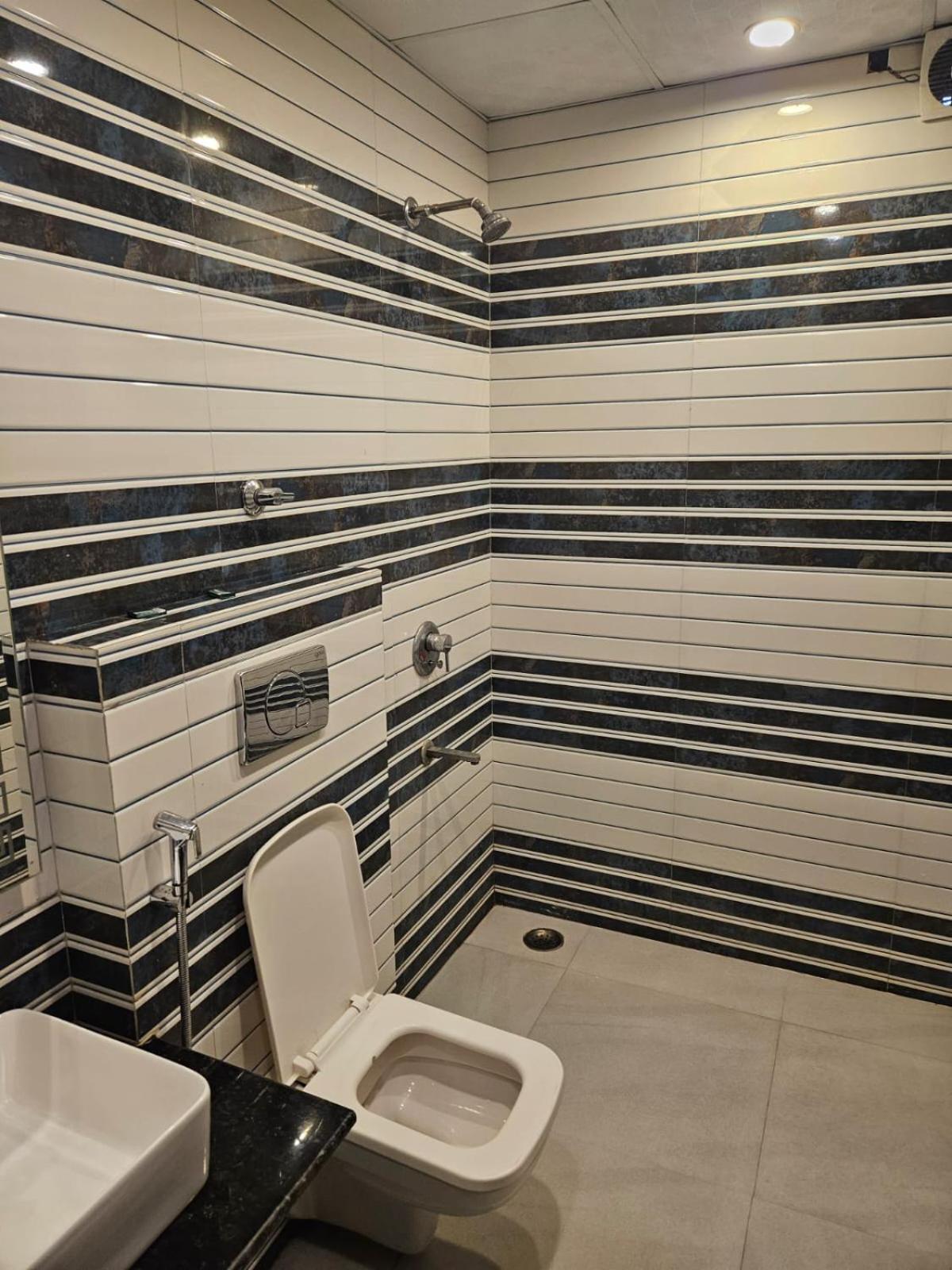 Hotel O Delhi, Near Karol Bagh Main Market And Metro Station 3*
